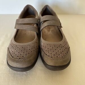Earth Origins, Womens "Mary Jane" Casual Flats, 9M, Light Brown suede leather
